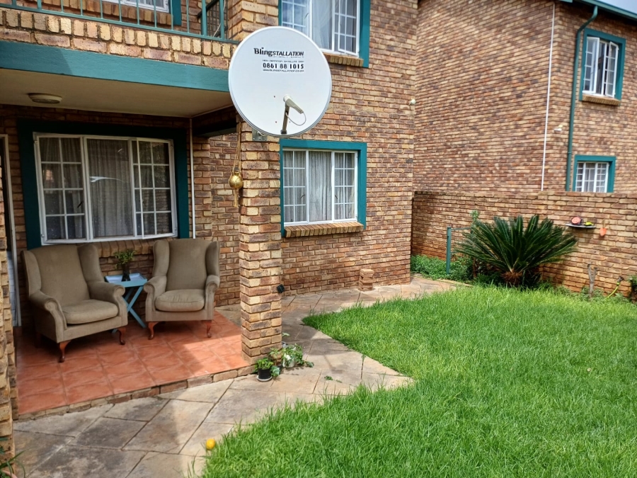 2 Bedroom Property for Sale in Die Hoewes Gauteng