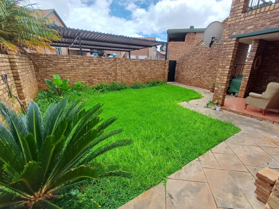 2 Bedroom Property for Sale in Die Hoewes Gauteng