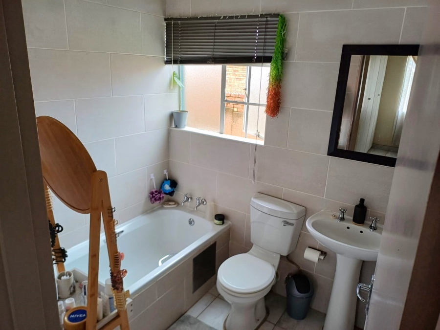 2 Bedroom Property for Sale in Die Hoewes Gauteng