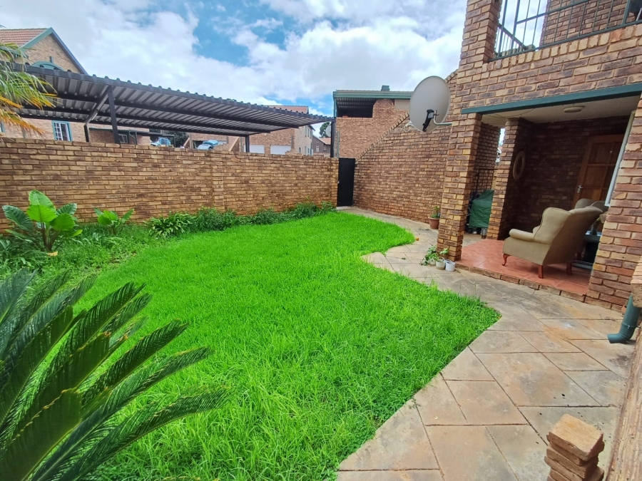 2 Bedroom Property for Sale in Die Hoewes Gauteng