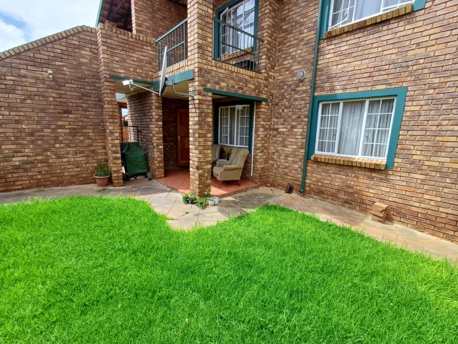 2 Bedroom Property for Sale in Die Hoewes Gauteng