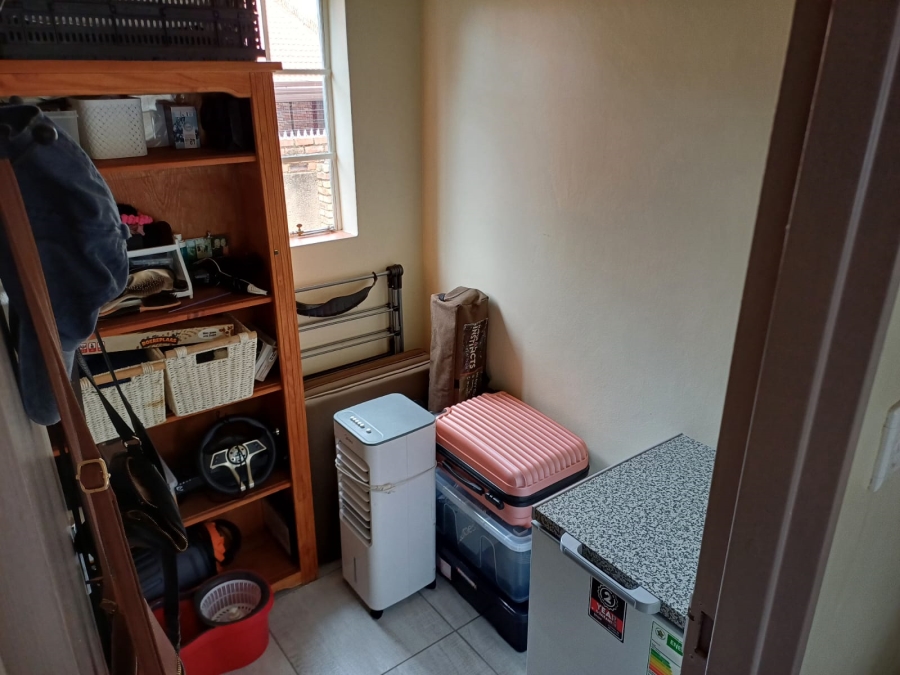 2 Bedroom Property for Sale in Die Hoewes Gauteng