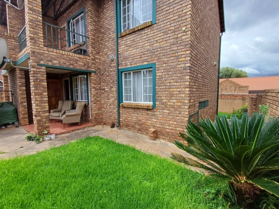 2 Bedroom Property for Sale in Die Hoewes Gauteng