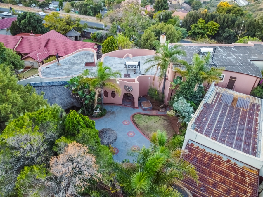 5 Bedroom Property for Sale in Kloofendal Gauteng