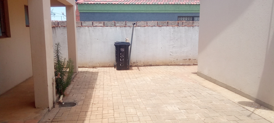 To Let 2 Bedroom Property for Rent in Protea Glen Gauteng