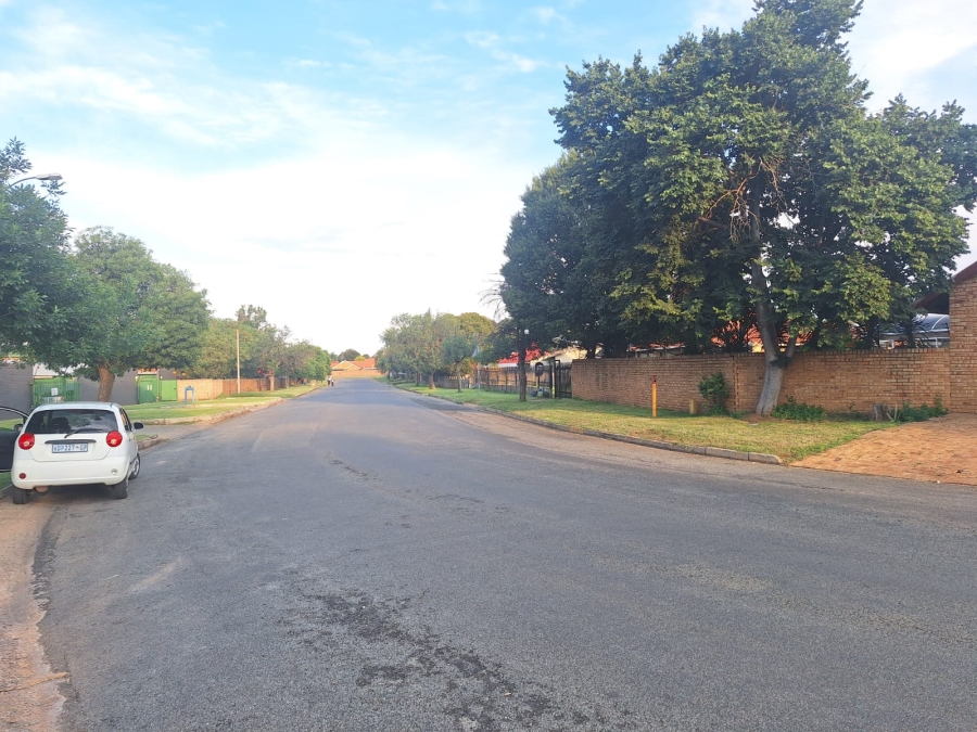 2 Bedroom Property for Sale in Bonaero Park Gauteng