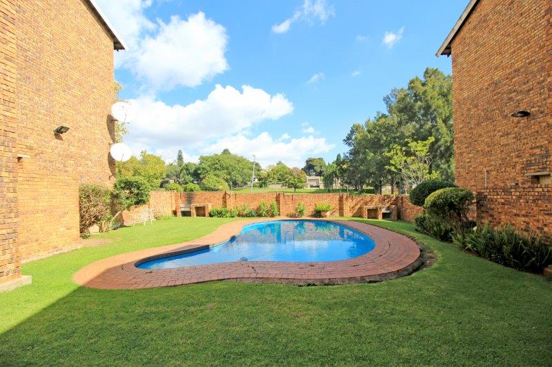 To Let 2 Bedroom Property for Rent in Robindale Gauteng