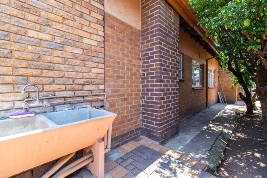 5 Bedroom Property for Sale in Lenasia Ext 1 Gauteng