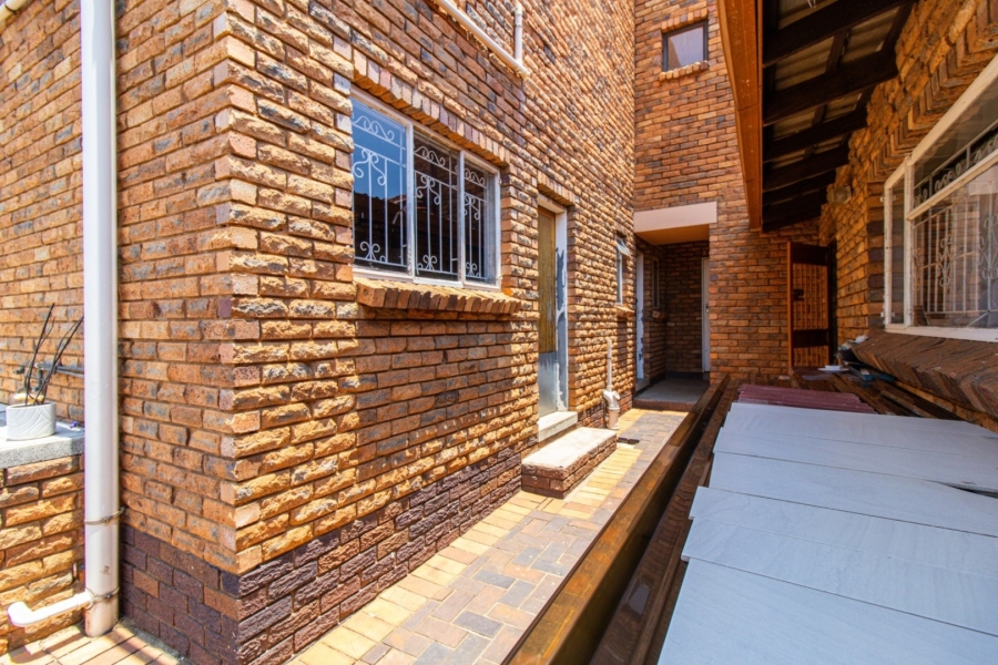 5 Bedroom Property for Sale in Lenasia Ext 1 Gauteng