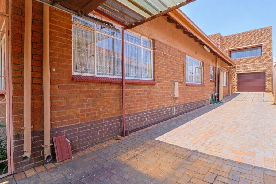 5 Bedroom Property for Sale in Lenasia Ext 1 Gauteng