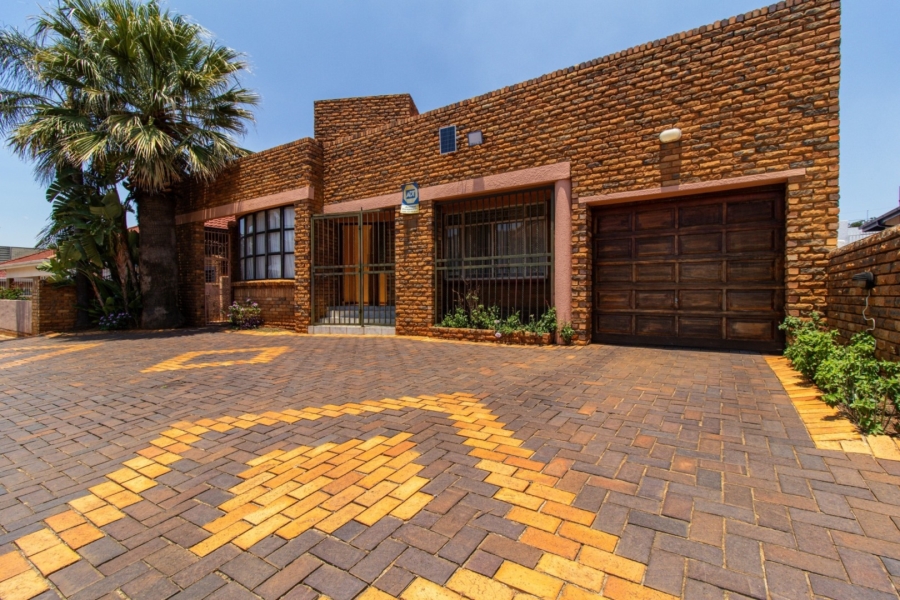 5 Bedroom Property for Sale in Lenasia Ext 1 Gauteng