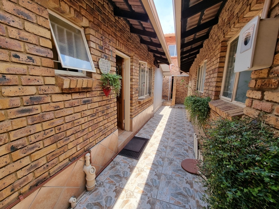 6 Bedroom Property for Sale in Sunward Park Gauteng