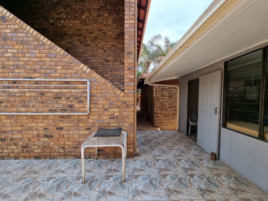 6 Bedroom Property for Sale in Sunward Park Gauteng