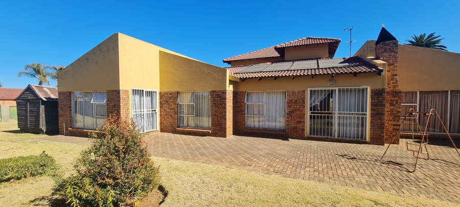 To Let 4 Bedroom Property for Rent in Sonneveld Gauteng