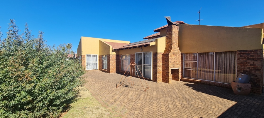 To Let 4 Bedroom Property for Rent in Sonneveld Gauteng