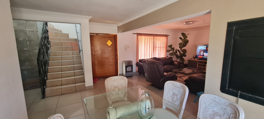 To Let 4 Bedroom Property for Rent in Sonneveld Gauteng