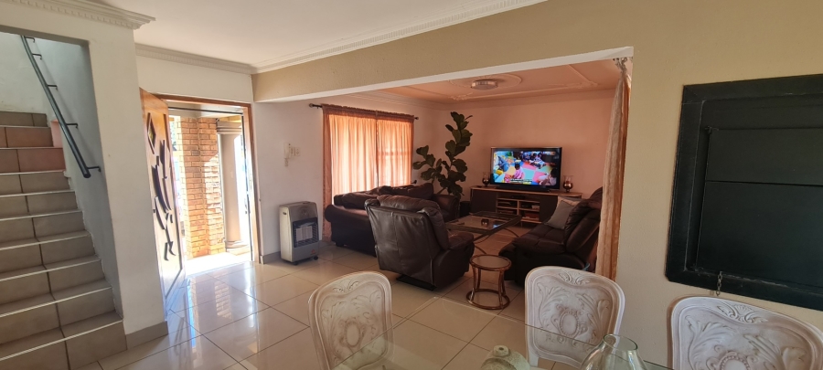 To Let 4 Bedroom Property for Rent in Sonneveld Gauteng