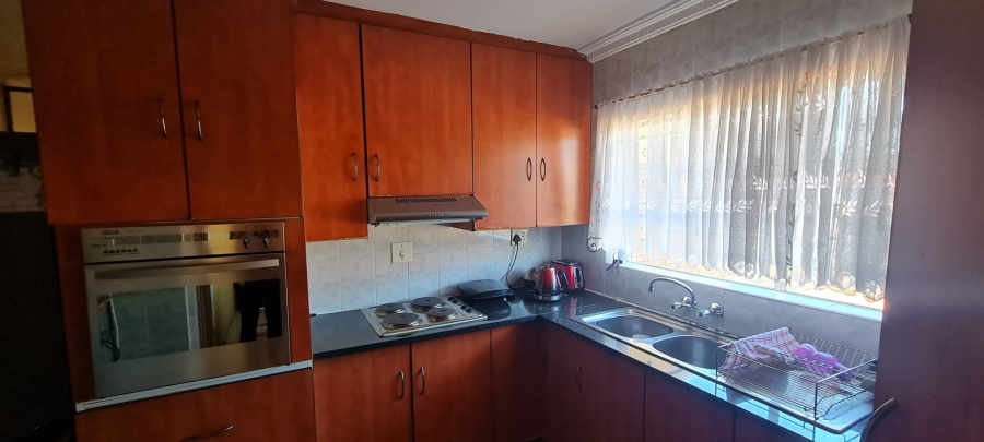 To Let 4 Bedroom Property for Rent in Sonneveld Gauteng