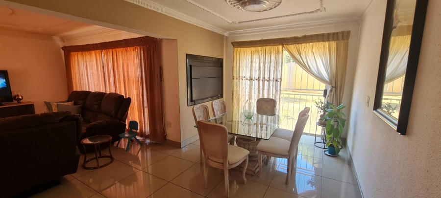 To Let 4 Bedroom Property for Rent in Sonneveld Gauteng