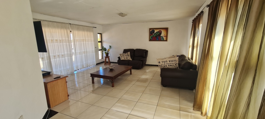 To Let 4 Bedroom Property for Rent in Sonneveld Gauteng