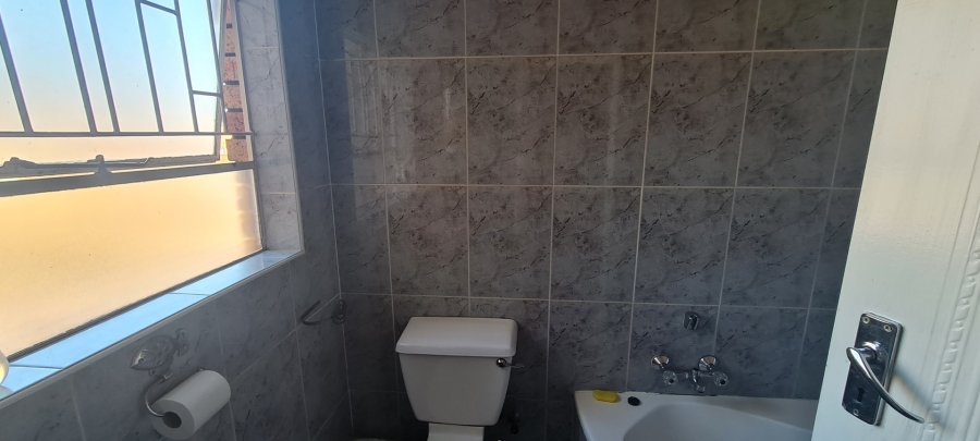 To Let 4 Bedroom Property for Rent in Sonneveld Gauteng