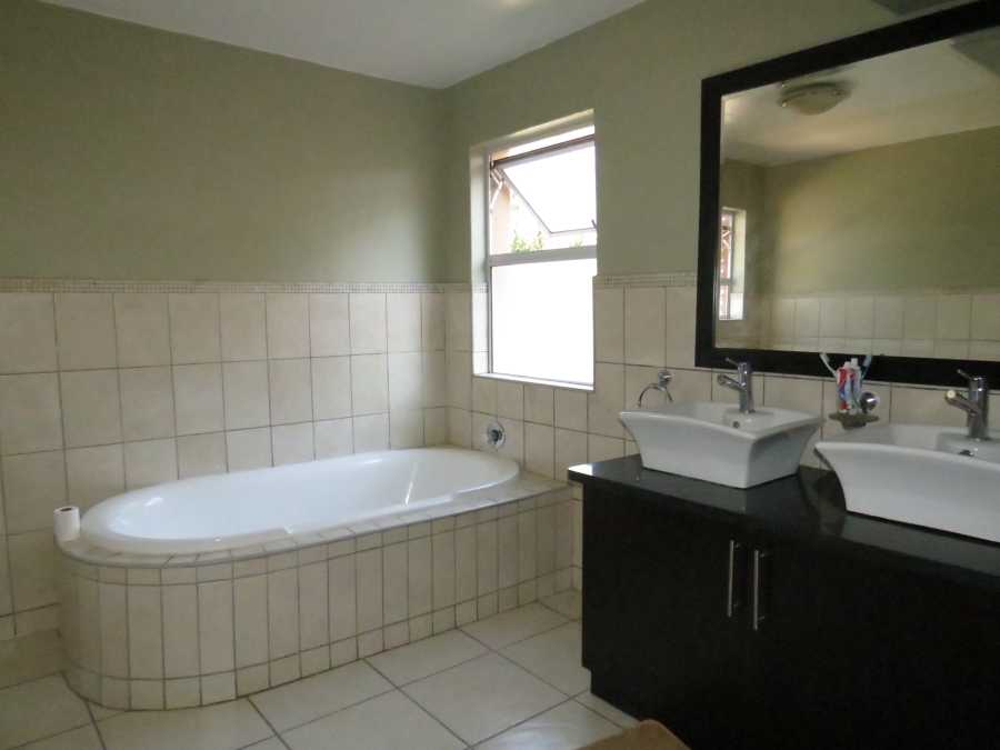 3 Bedroom Property for Sale in Greenstone Hill Gauteng