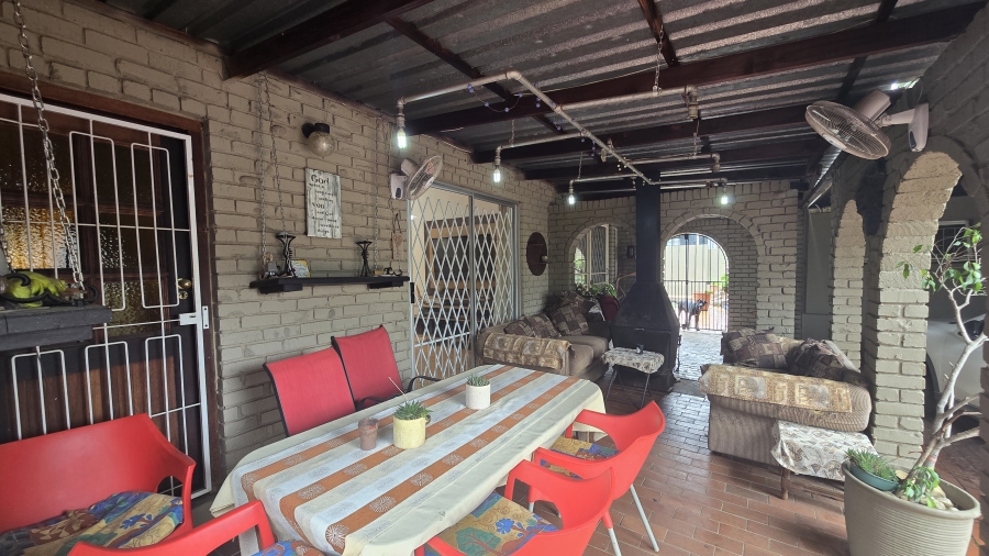 5 Bedroom Property for Sale in Garsfontein Gauteng