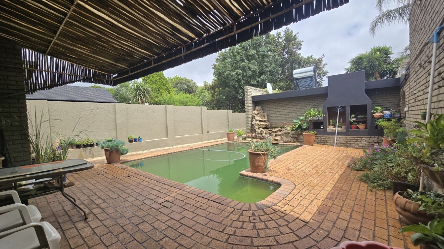 5 Bedroom Property for Sale in Garsfontein Gauteng