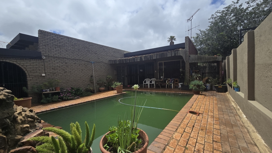 5 Bedroom Property for Sale in Garsfontein Gauteng