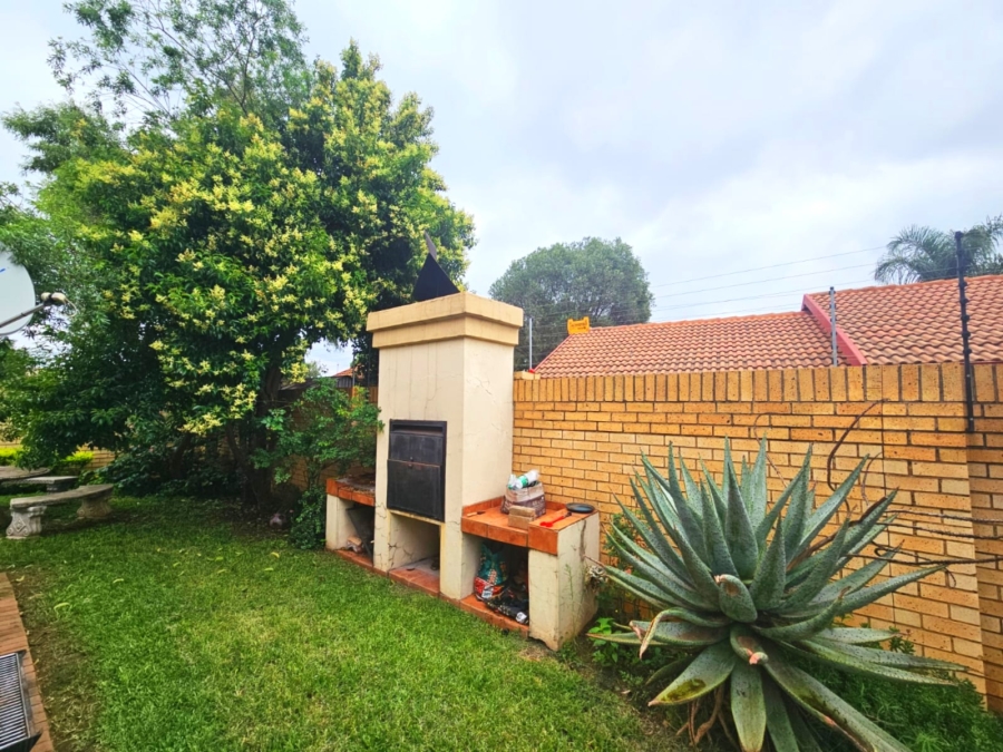 To Let 2 Bedroom Property for Rent in Equestria Gauteng