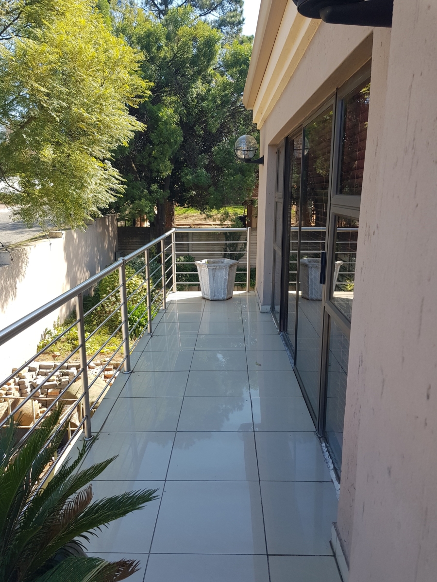 6 Bedroom Property for Sale in Meredale Gauteng