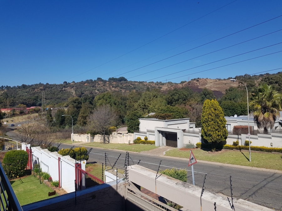 6 Bedroom Property for Sale in Meredale Gauteng