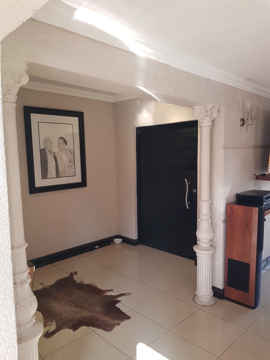 6 Bedroom Property for Sale in Meredale Gauteng