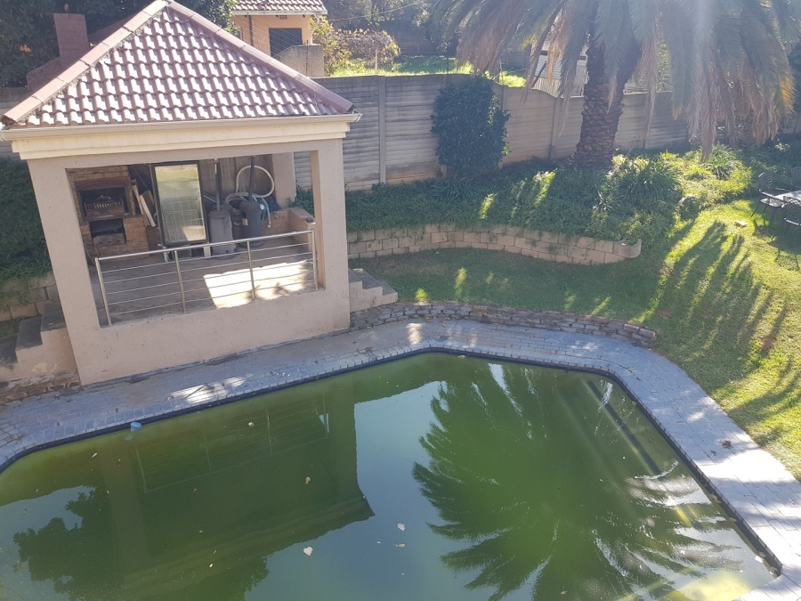 6 Bedroom Property for Sale in Meredale Gauteng