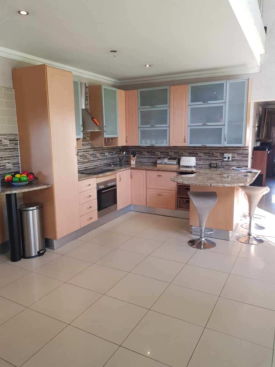 6 Bedroom Property for Sale in Meredale Gauteng