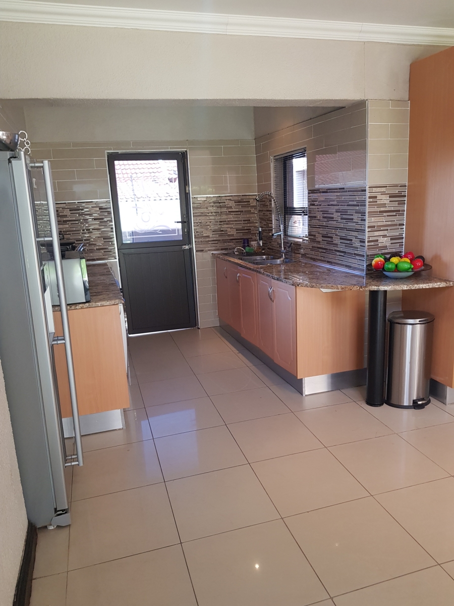 6 Bedroom Property for Sale in Meredale Gauteng