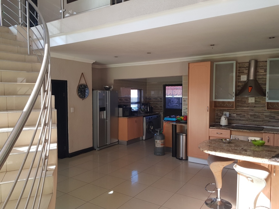 6 Bedroom Property for Sale in Meredale Gauteng