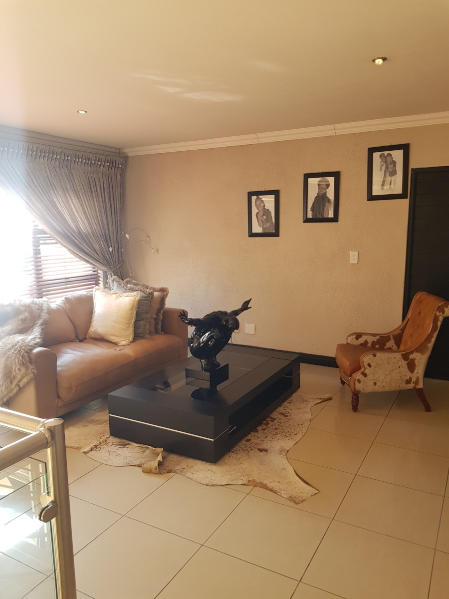 6 Bedroom Property for Sale in Meredale Gauteng