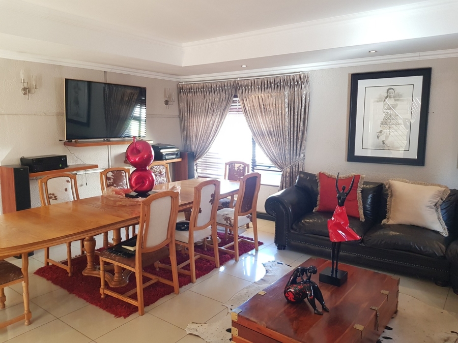 6 Bedroom Property for Sale in Meredale Gauteng