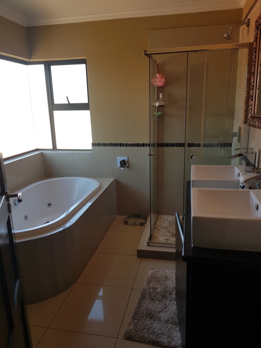 6 Bedroom Property for Sale in Meredale Gauteng