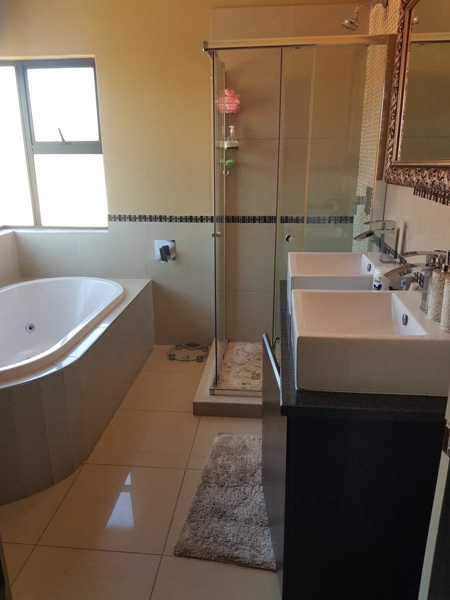 6 Bedroom Property for Sale in Meredale Gauteng