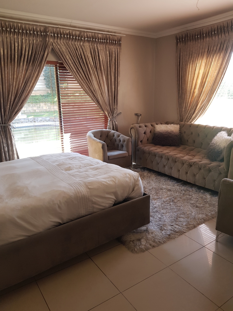 6 Bedroom Property for Sale in Meredale Gauteng