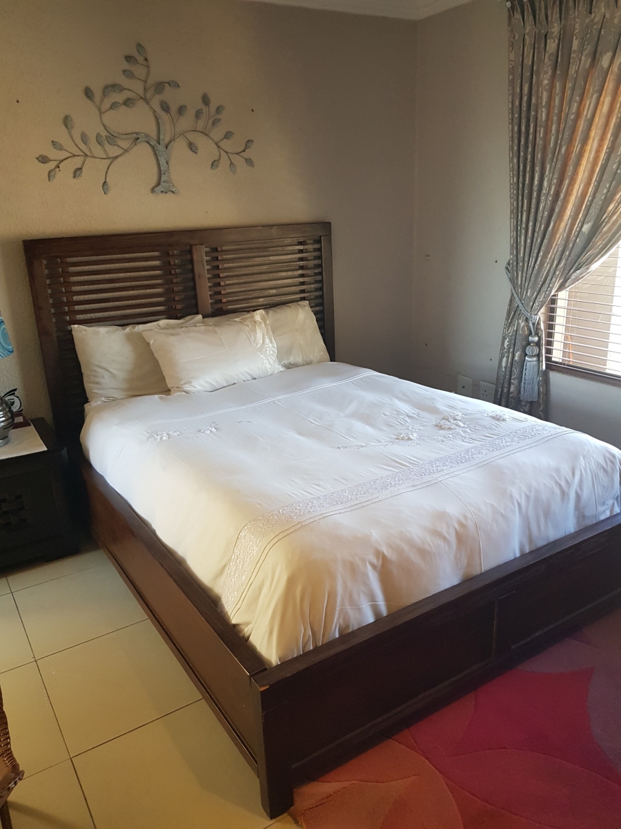 6 Bedroom Property for Sale in Meredale Gauteng