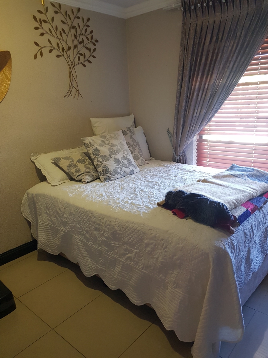 6 Bedroom Property for Sale in Meredale Gauteng