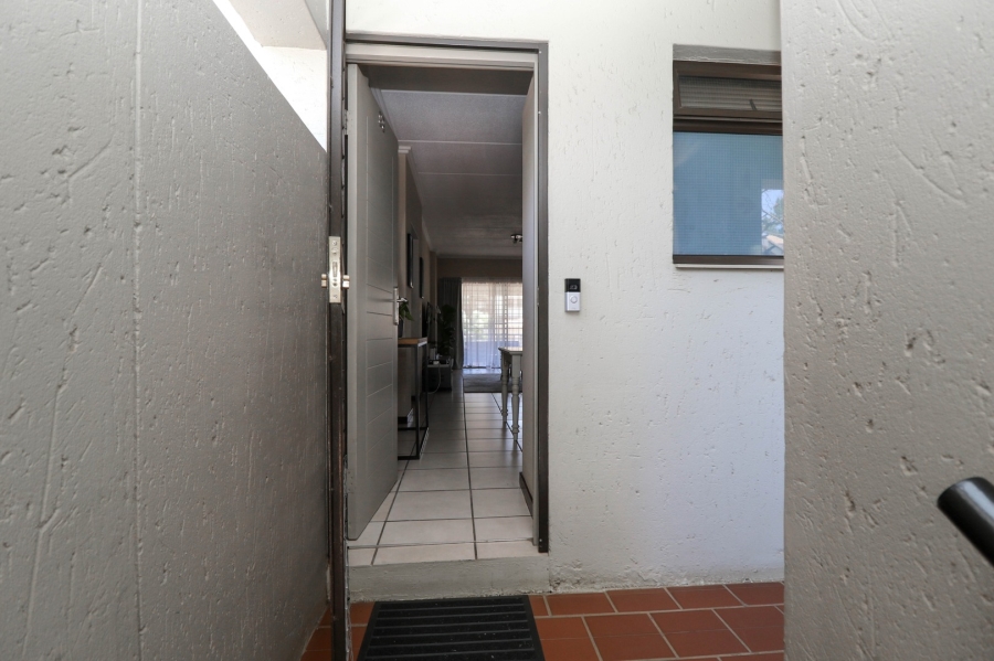 To Let 2 Bedroom Property for Rent in Lonehill Gauteng