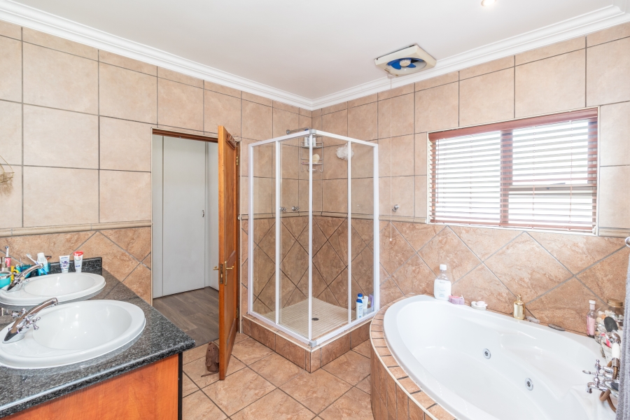 4 Bedroom Property for Sale in Ruimsig Noord Gauteng