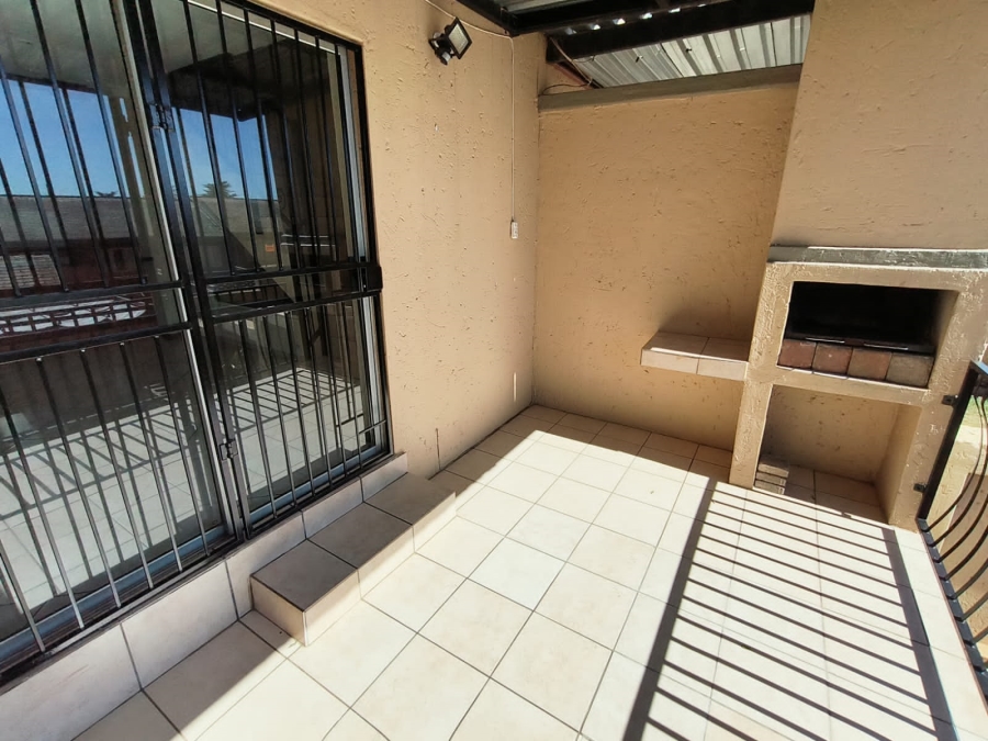 2 Bedroom Property for Sale in La Montagne Gauteng