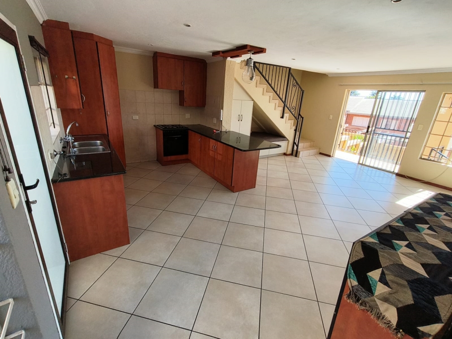 2 Bedroom Property for Sale in La Montagne Gauteng