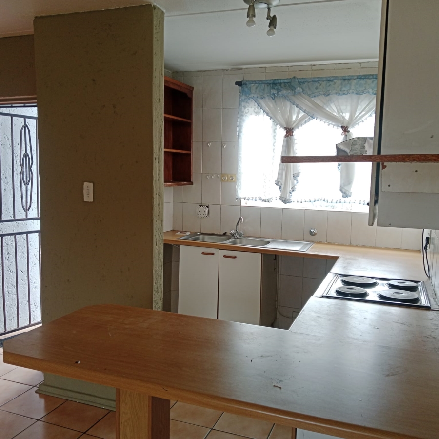 To Let 2 Bedroom Property for Rent in Vorna Valley Gauteng