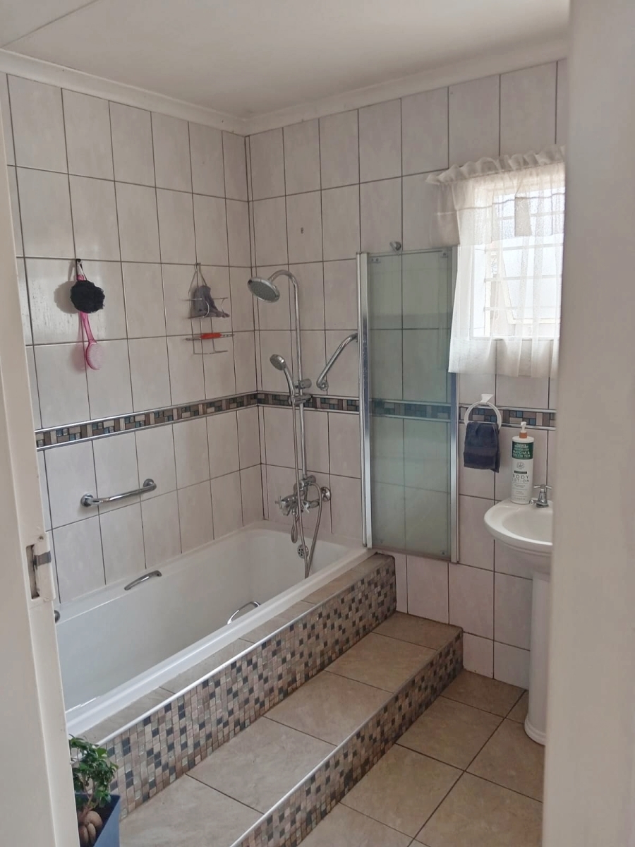 To Let 4 Bedroom Property for Rent in Lewisham Gauteng